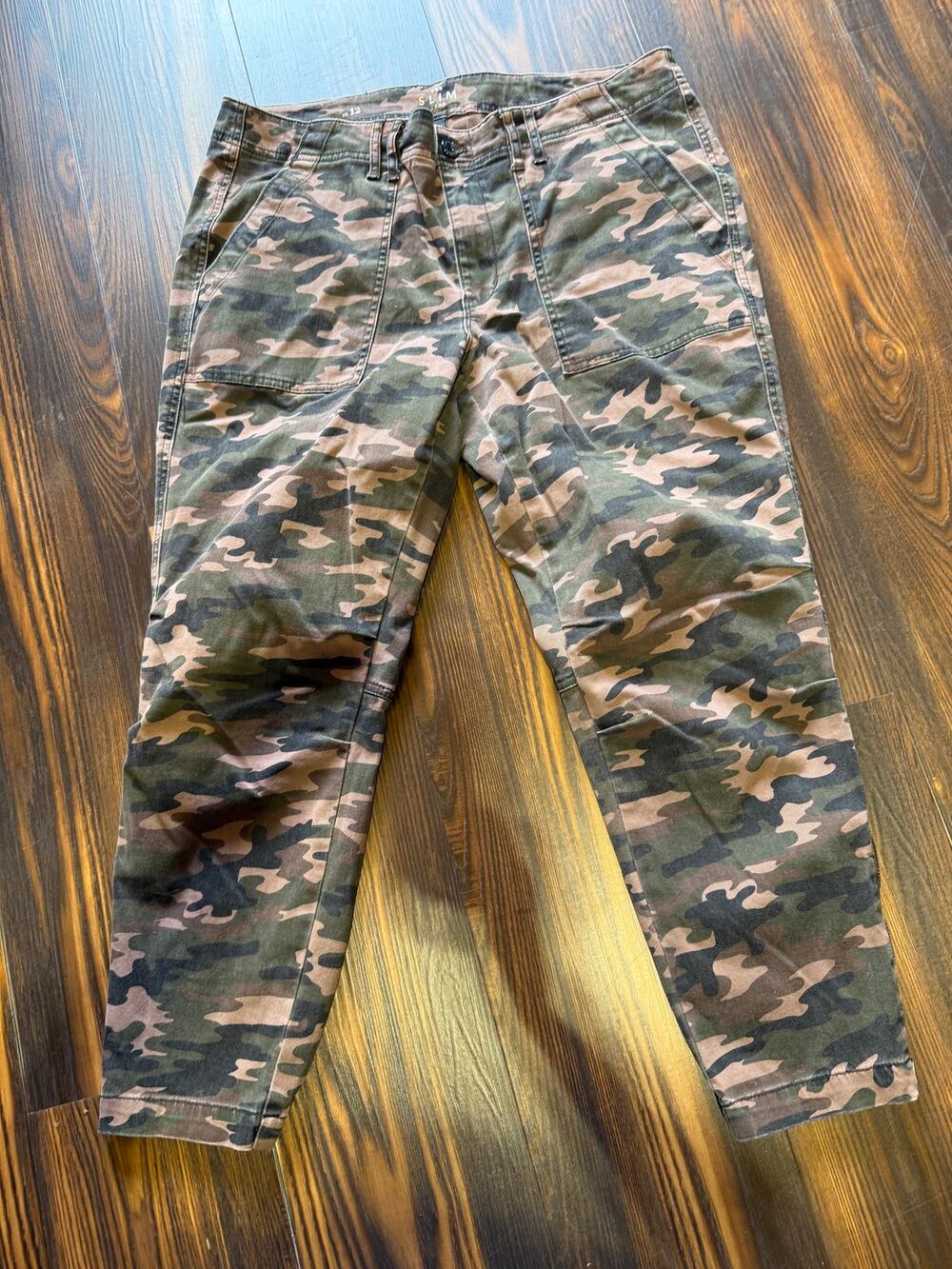 White House Black Market Camo Slim Cropped Joggers Size 12